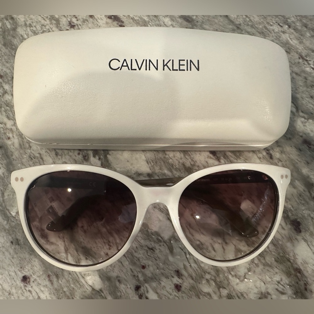 Calvin Klein woman sunglasses with case